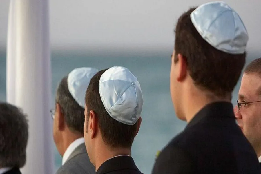 Polémica en Alemania: Asociación judía desaconsejó el uso de kipá para evitar ataques