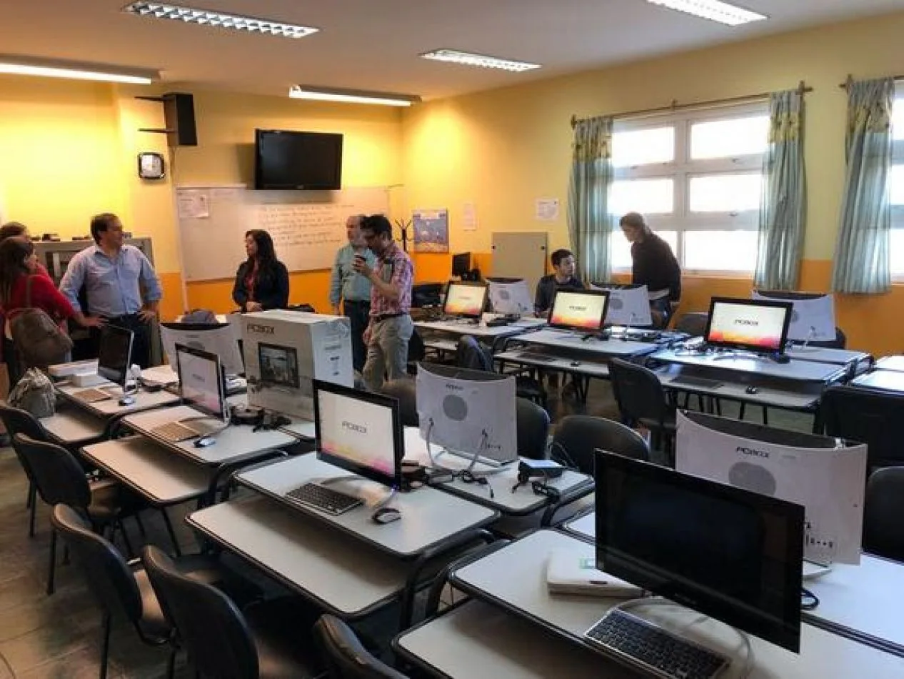 Entrega de computadoras al colegio Antártida Argentina