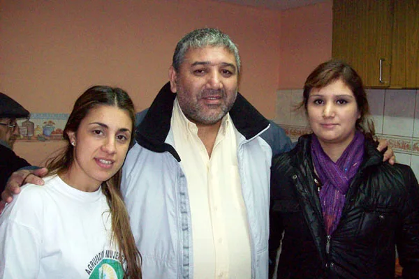 Luis Velázquez junto a Edith Fernandez y Lorena Suárez.