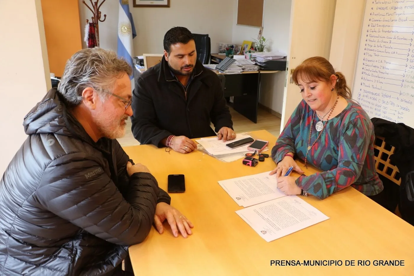 Representantes de las carteras de Obras de Provincia y Municipio firman la transferencia de obras.