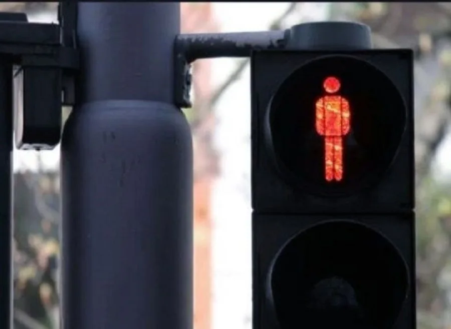 China: Crean un semáforo que moja a los peatones que cruzan en rojo