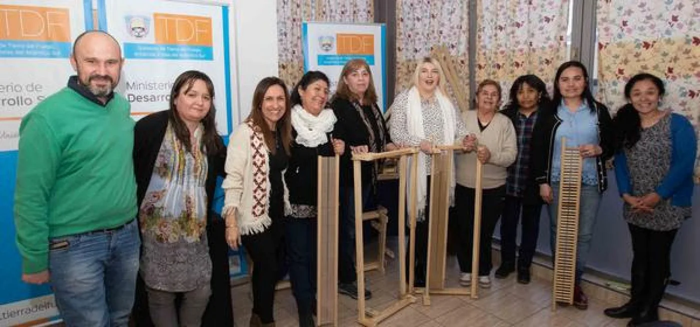 Grupo “Hilanderas y tejedoras de Tierra del Fuego” junto a la Gobernadora Rosna Bertone