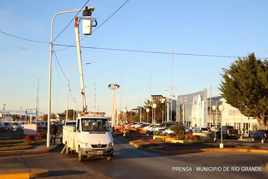 Avanza la modernización del alumbrado público con la colocación de luminaria LED