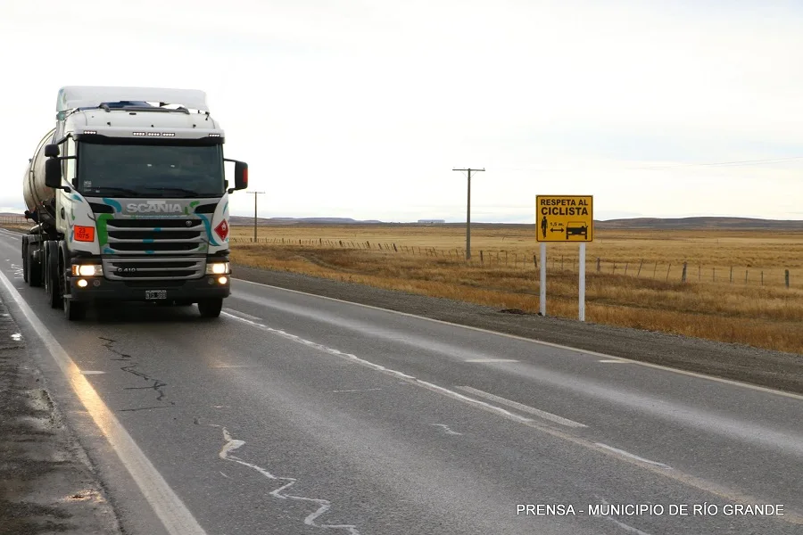 Se colocaron carteles de seguridad para ciclístas en la ruta