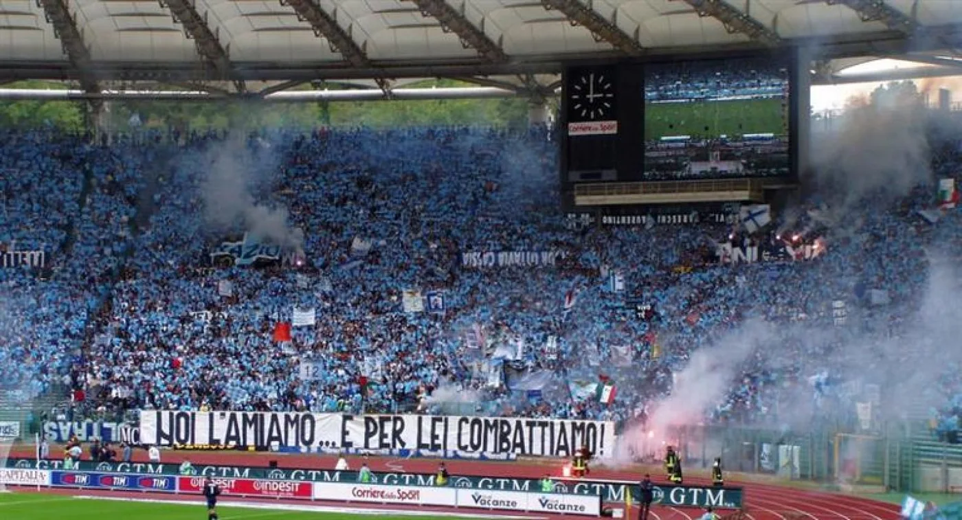 En ese sector de la cancha se repartieron los panfletos sexistas.