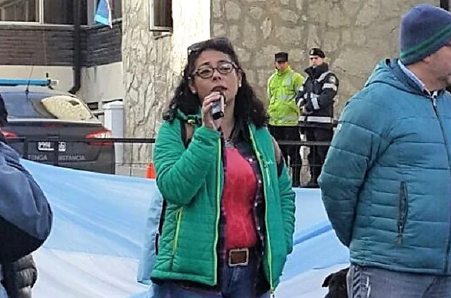 La secretaria General del Sadop Andrea Cabrera, en la manifestación en Ushuaia.