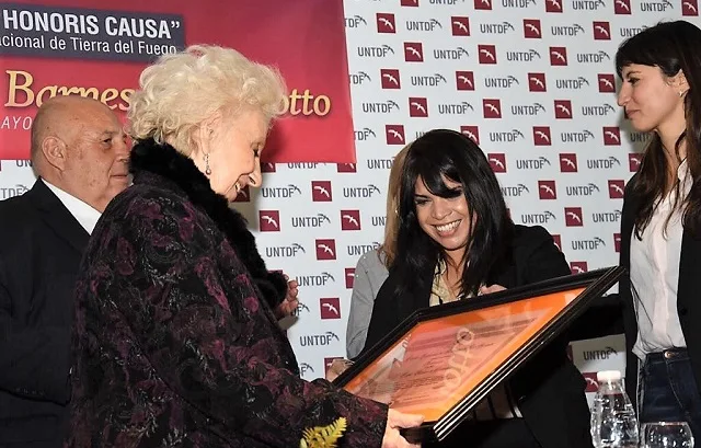 Estela Barnes de Carlotto recibió de manos de la concejal María Eugenia Duré, una copia de la Declar