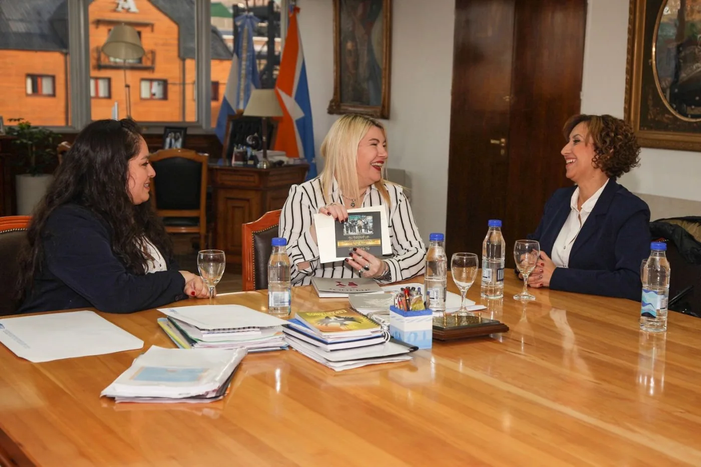 La gobernadora Rosana Bertone recibió a representantes locales de la (UTHGRA)