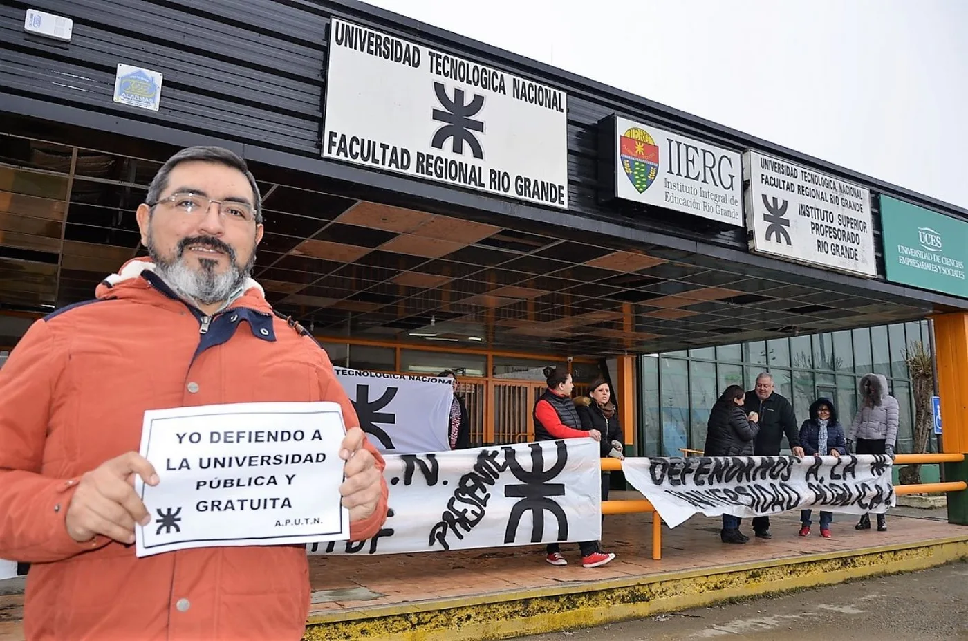 Desde la APUTN reclamaron en la puerta de la UTN.