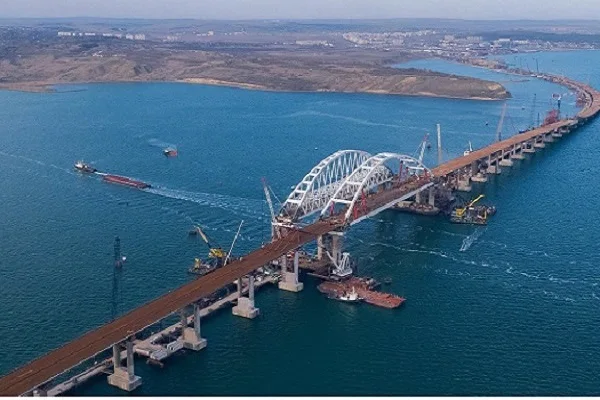  Rusia inauguró su "obra del siglo": El puente sobre el mar que la une a Crimea