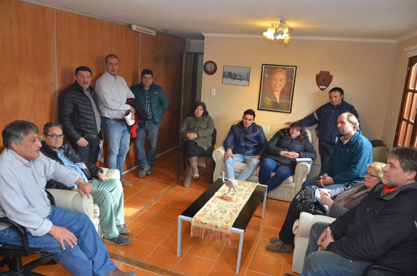 El intendente Claudio Queno mantuvo un encuentro con madereros por la crisis del sector.