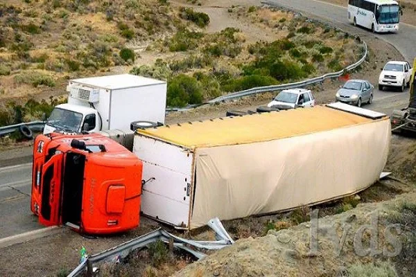 Caleta Olivia:  Volcó camión con 13 mil kilos de lana