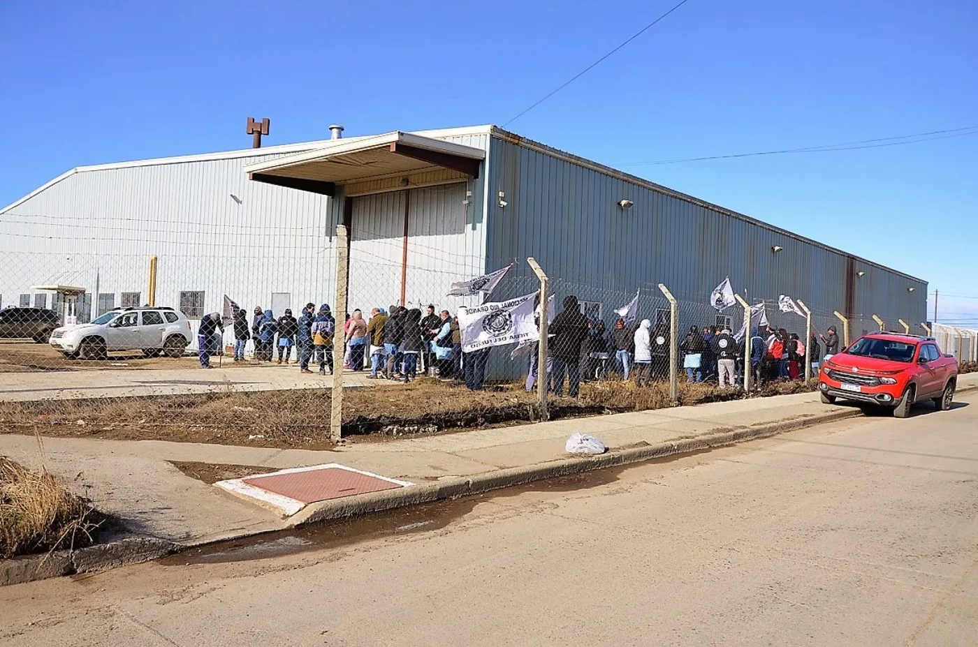 Trabajadores protestan en defensa de los puestos de trabajo.