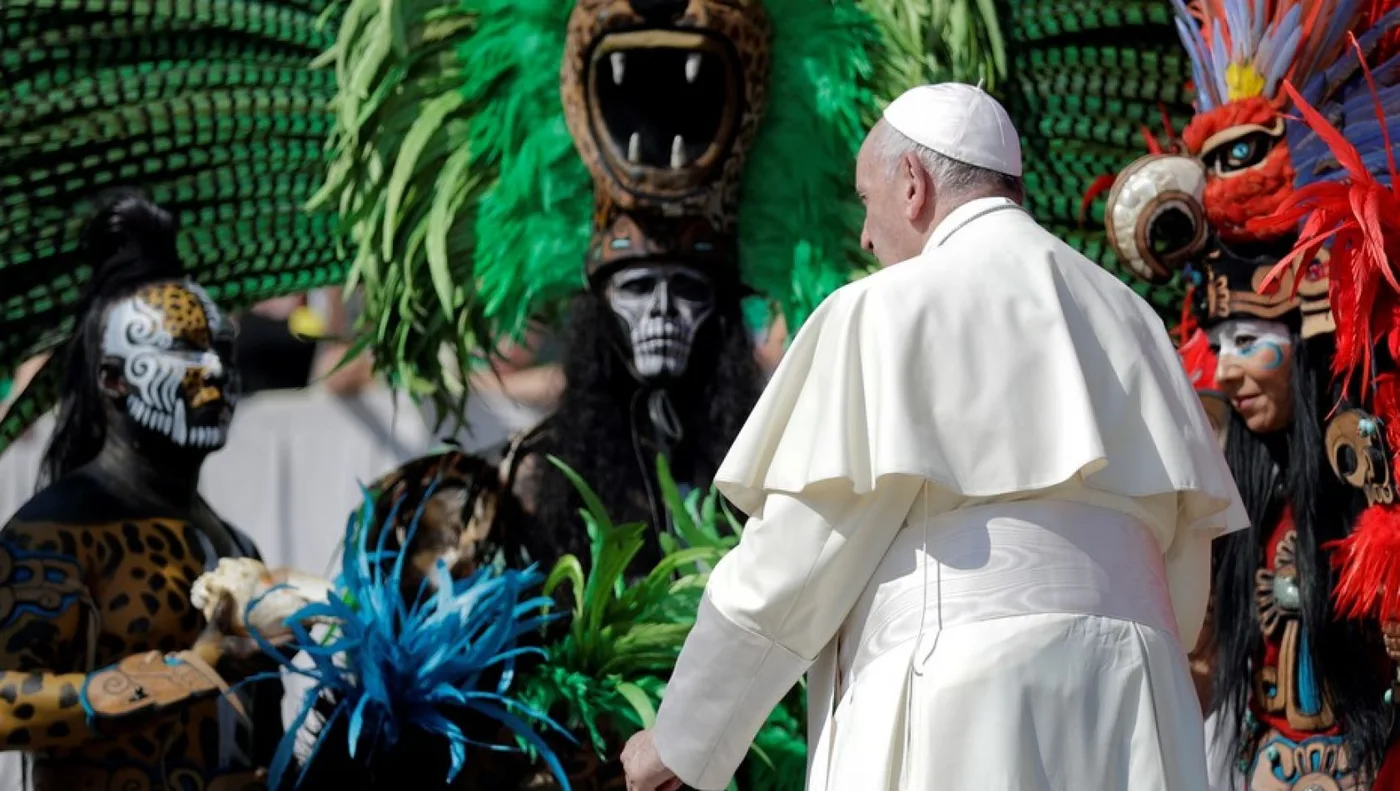 El Papa Francisco saluda a un grupo de mexicanos con ropas tradicionales, este miércoles en el Vaticano.