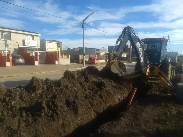Obras Sanitarias trabaja en la red cloacal del barrio "Malvinas Argentinas"