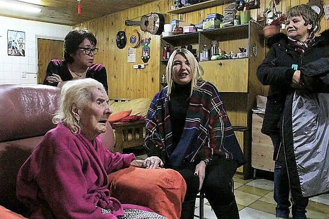 Rosana Bertone se fotografió con ancianos necesitados