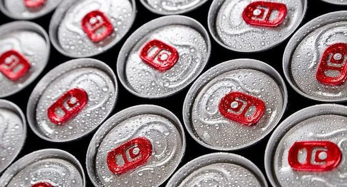 Londres busca prohibir venta de bebidas energéticas a niños y adolescentes