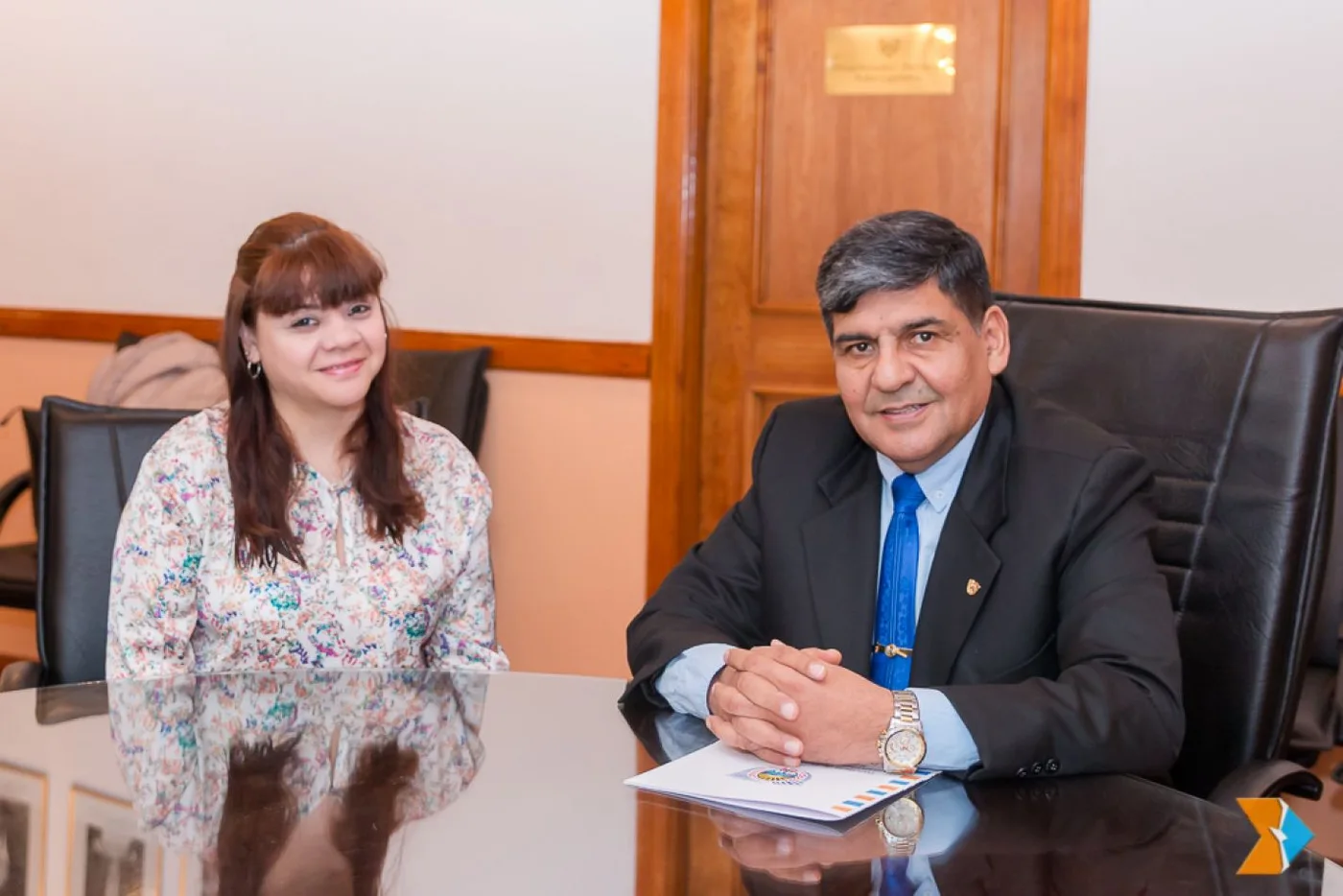 Lorena Lobo junto al presidente del Parlamento, Juan Carlos Arcando