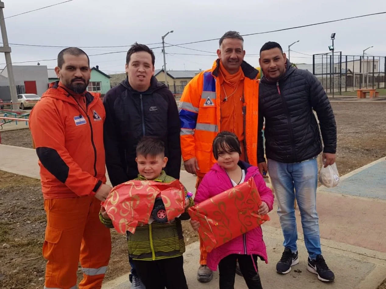 Defensa Civil entregó más de mil juguetes a niños de diferentes barrios de la ciudad de Río Grande
