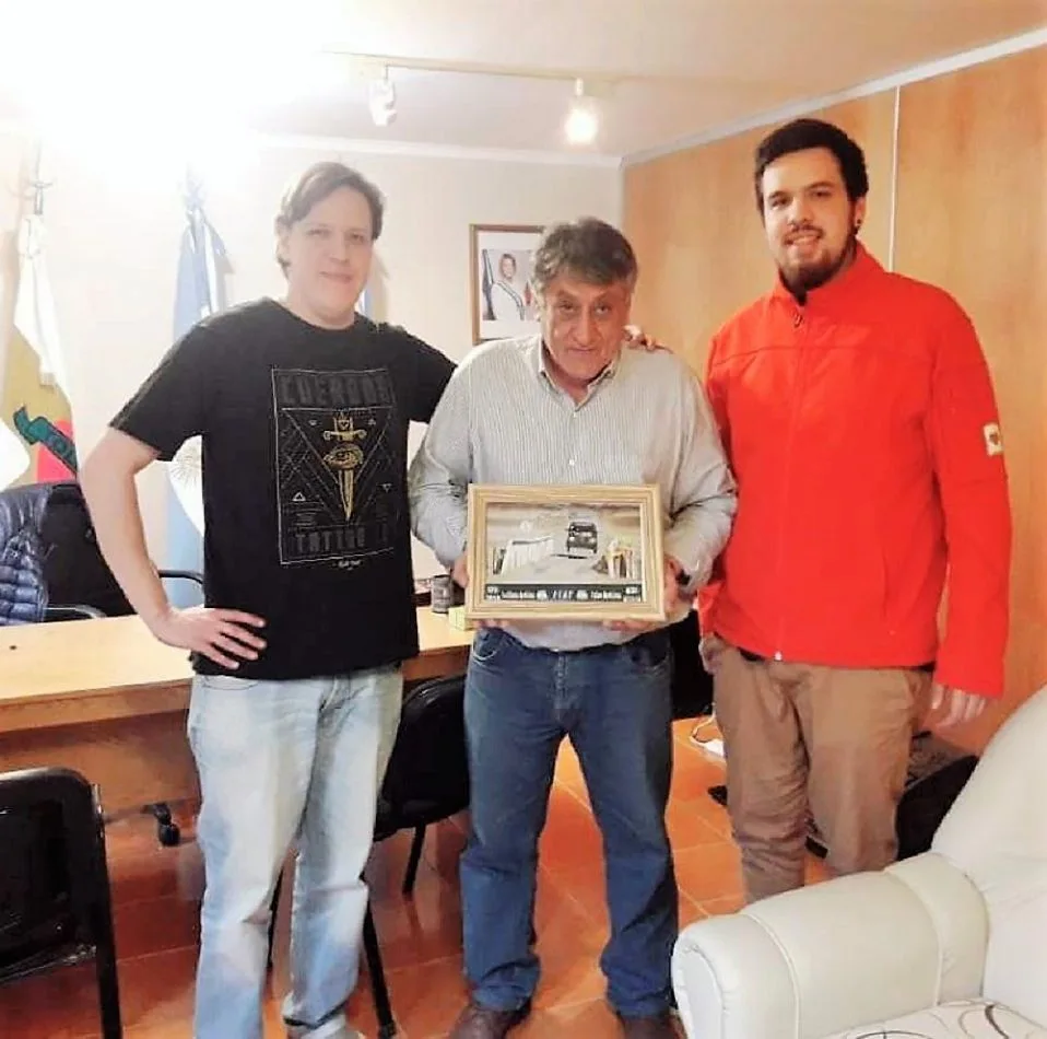 El intendente Claudio Queno posa junto a los pilotos Elian y Emiliano Arduino.