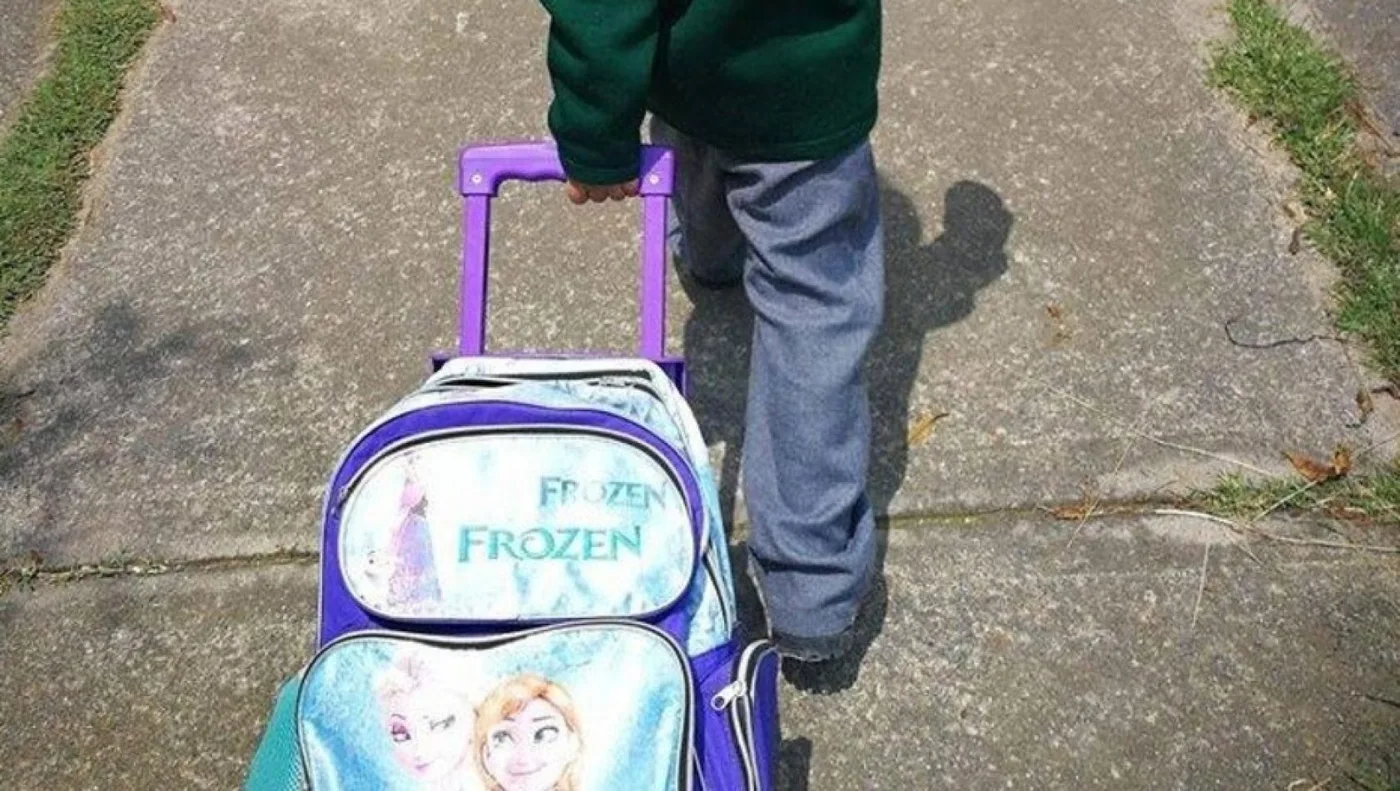 Niño con mochila de Frozen.