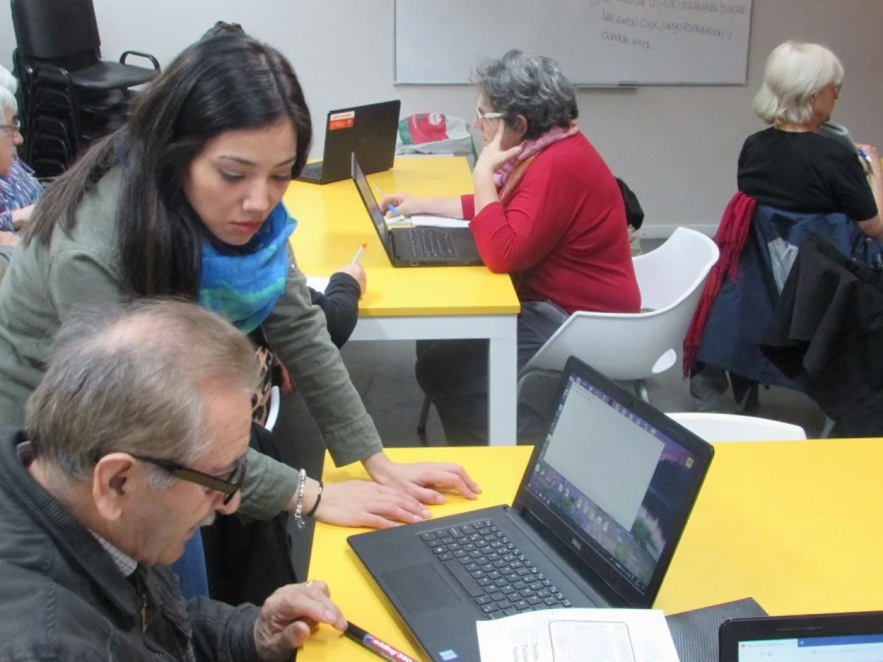 Buscan incluir a los adultos mayores en el uso de la tecnologías