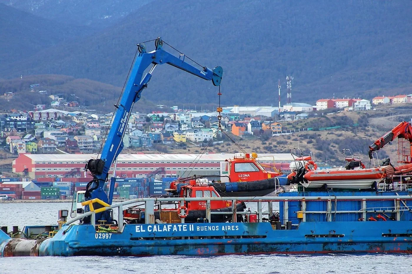 Limpian la zona de atraque del puerto de Ushuaia