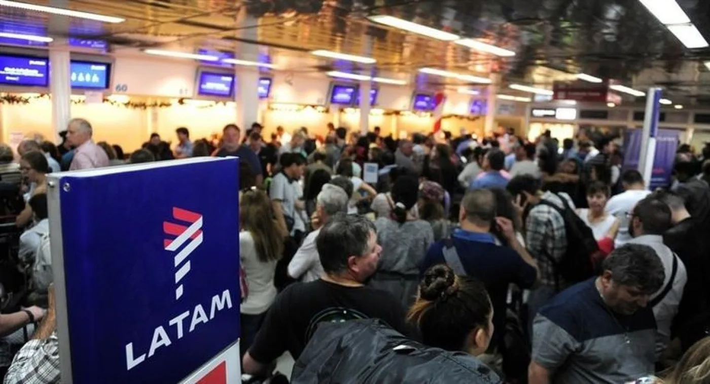 La aerolínea chileno-brasileña llamó a sus pasajeros a reprogramar los viajes.