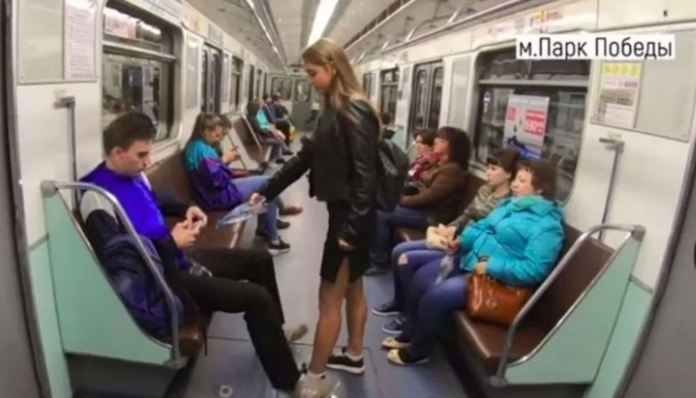 Mojan a los hombres que viajan con las piernas muy abiertas en un subte en Rusia