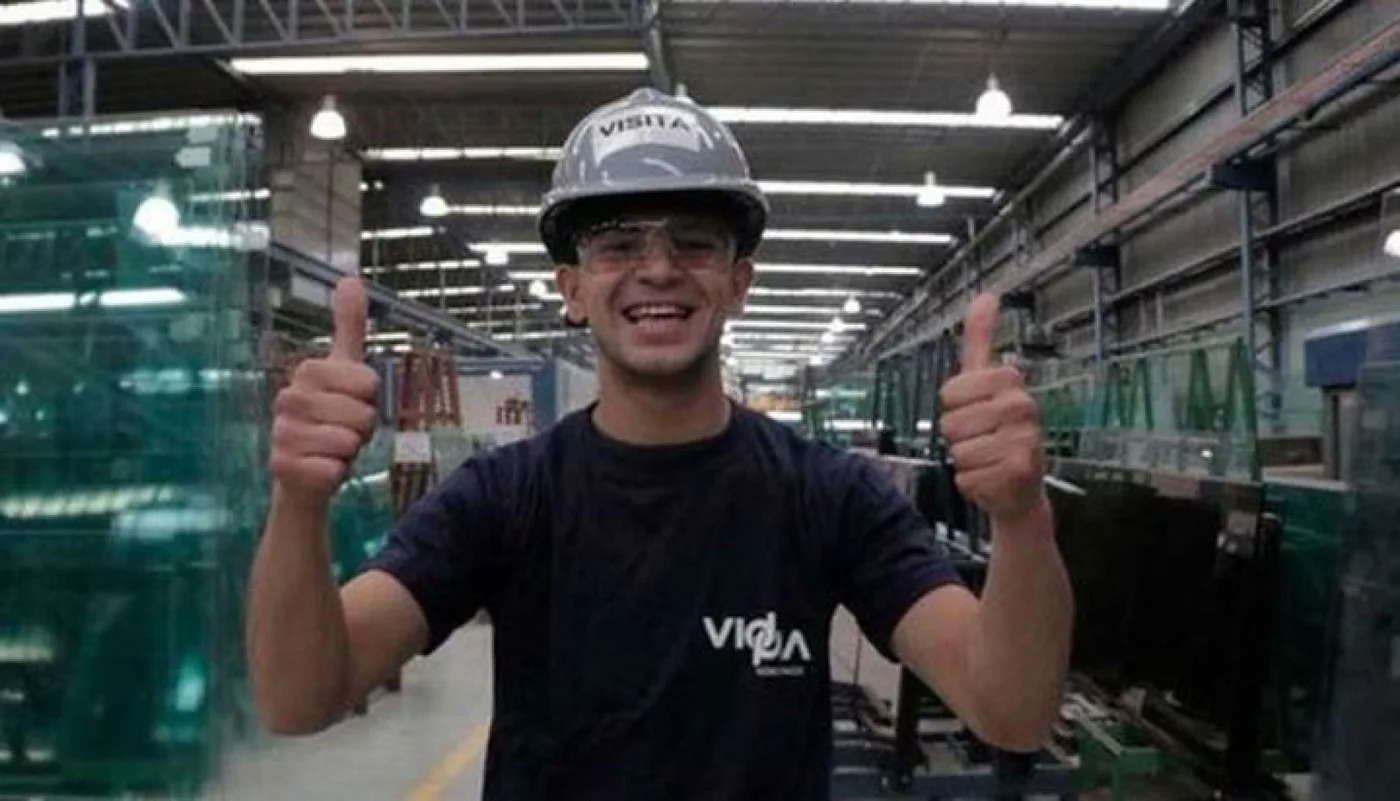 El joven cordobés de 21 años se incorporó a la fábrica de Vidrios Piazze