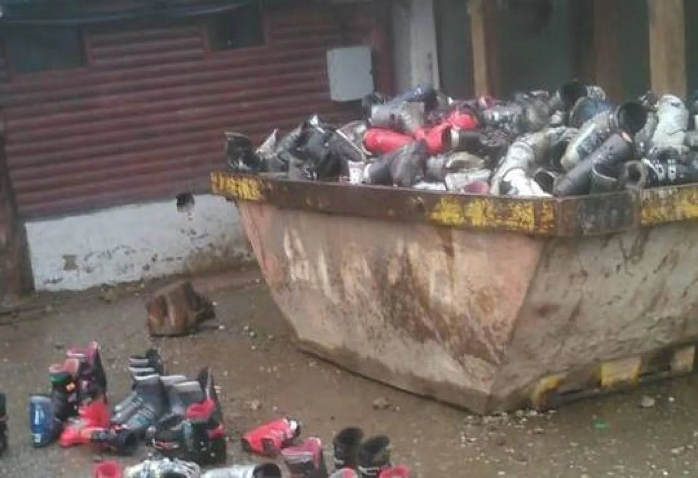 Contenedor de botas de nieve cortadas con moladora