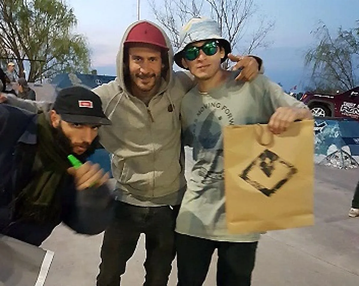 El fueguino “Javhy” Guitérrez, junto a Pedro Arce y Matias Bruno, pro skaters, jurados del evento.-