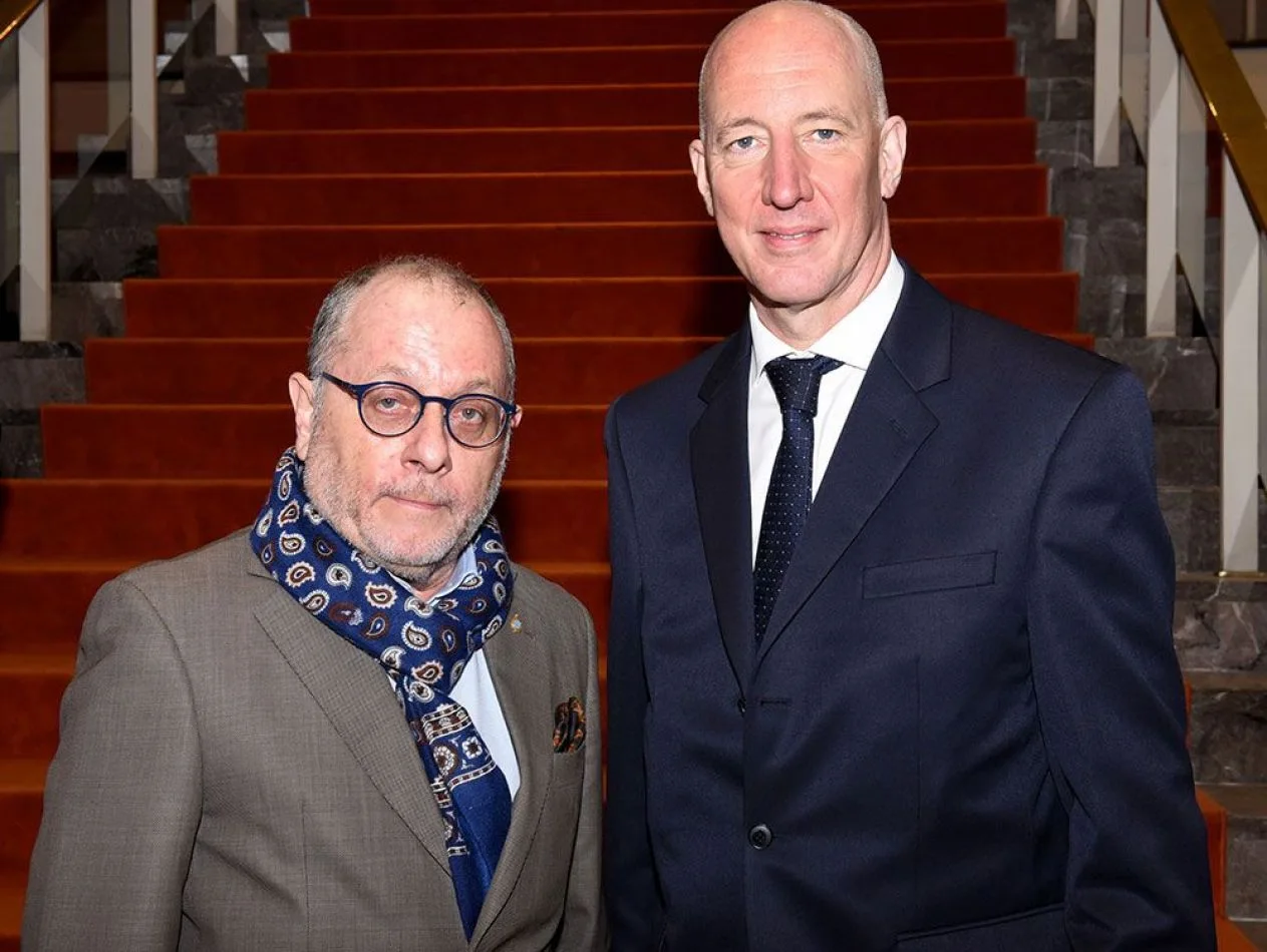 El canciller Jorge Faurie, el embajador británico Mark Kent y otros funcionarios en el Teatro San Martín de Buenos Aires