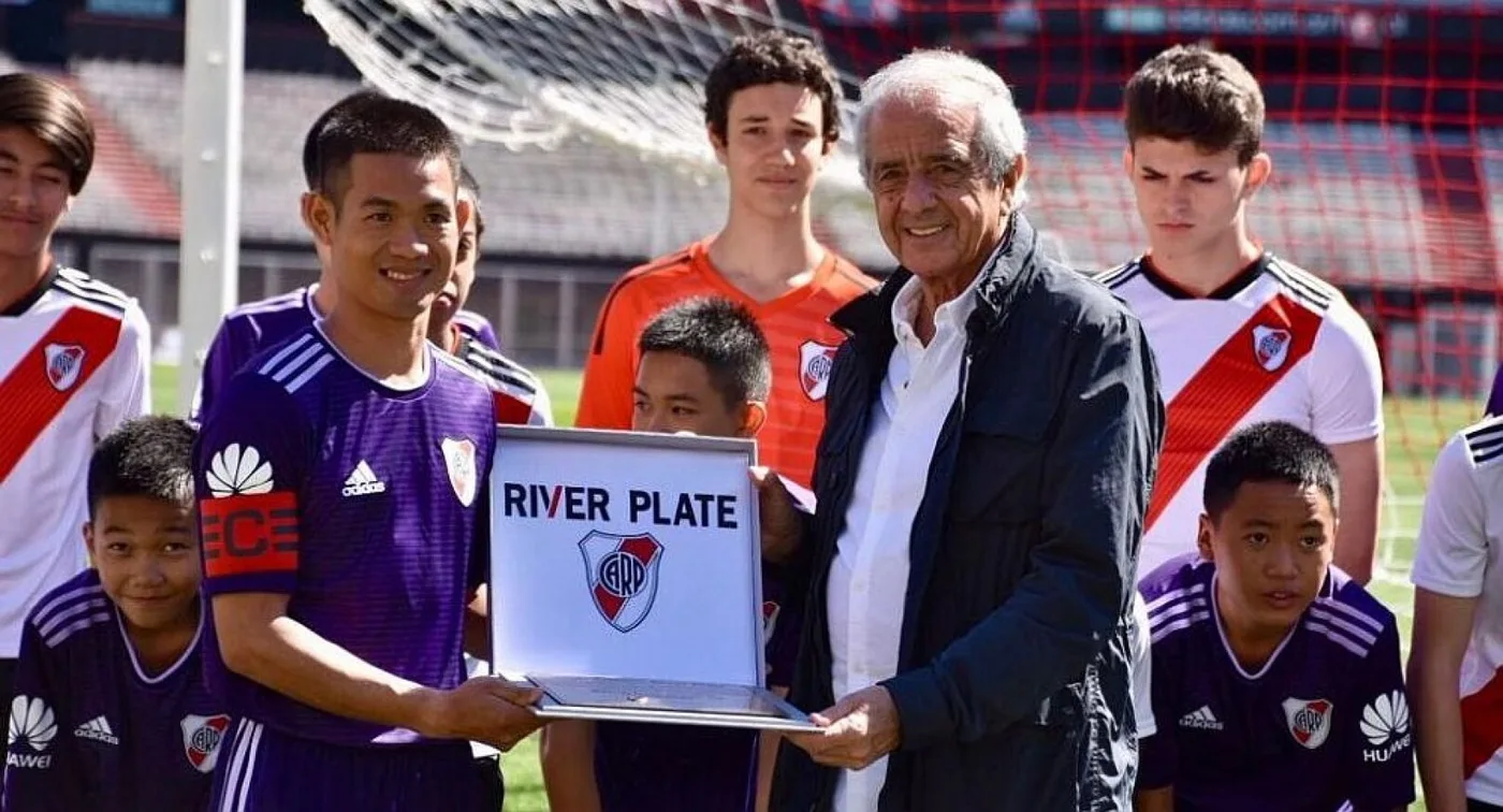 Futbolistas adolescentes del equipo tailandés Jabalíes Salvajes