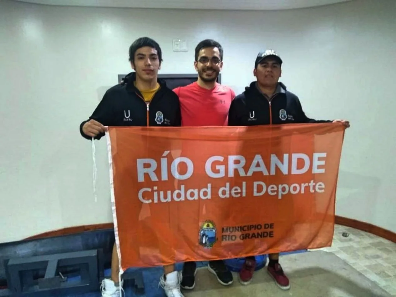 Los representantes de la Escuela de Powerlifting del Centro de Rendimiento Deportivo de Río Grande