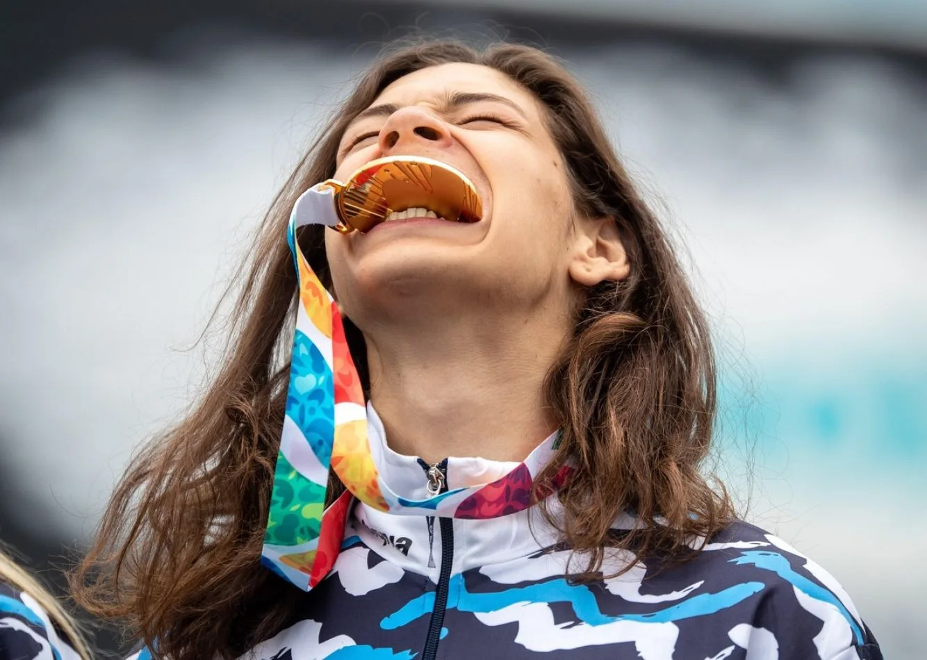 Iñaki Iriartes mientras celebra el oro tras la final masculina de la prueba BMX Freestyle de los Juegos Olímpicos de la Juventud en Buenos Aires