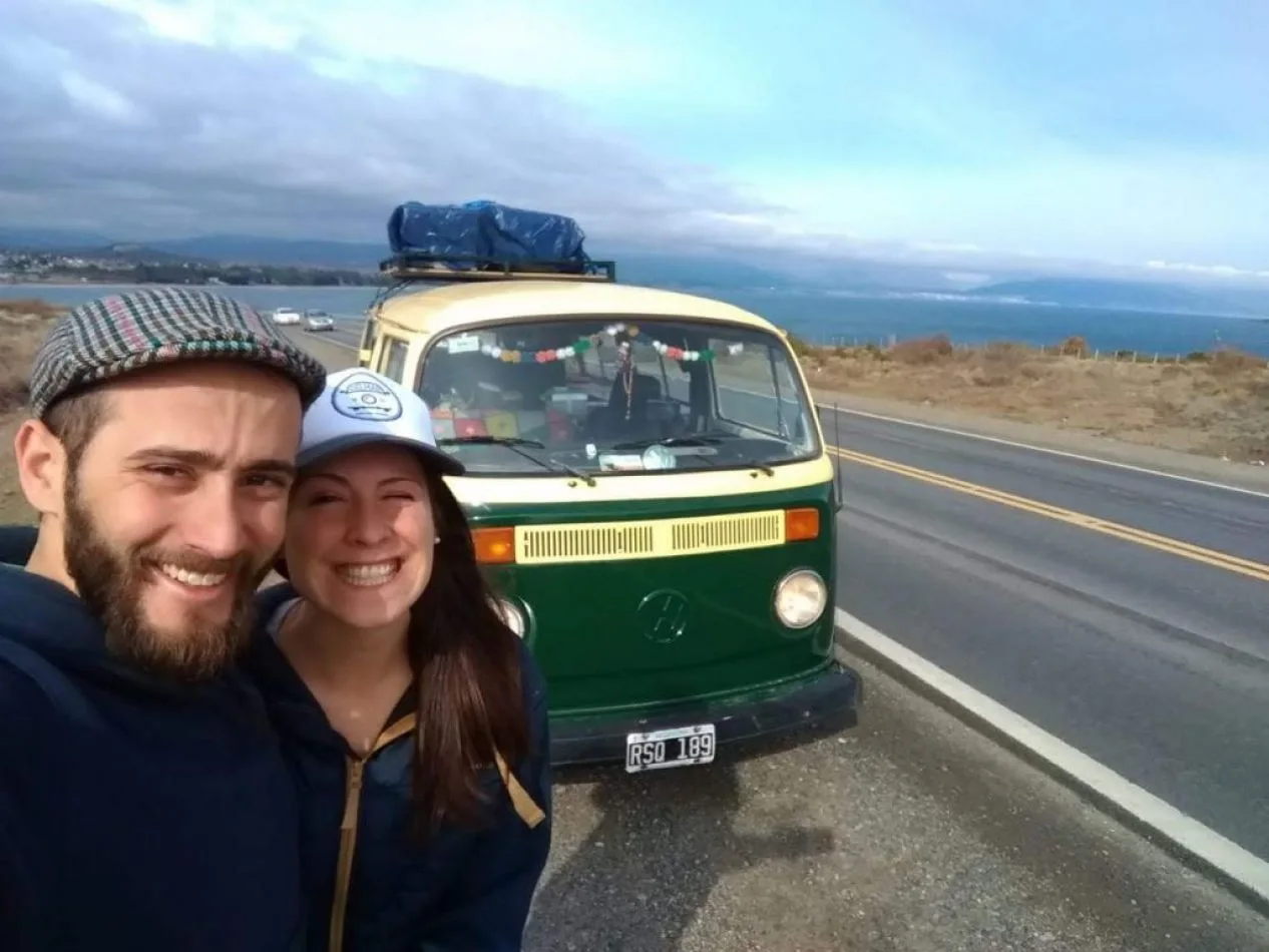 Delfina y Mariano piensan unir Ushuaia y Alaska en una combi