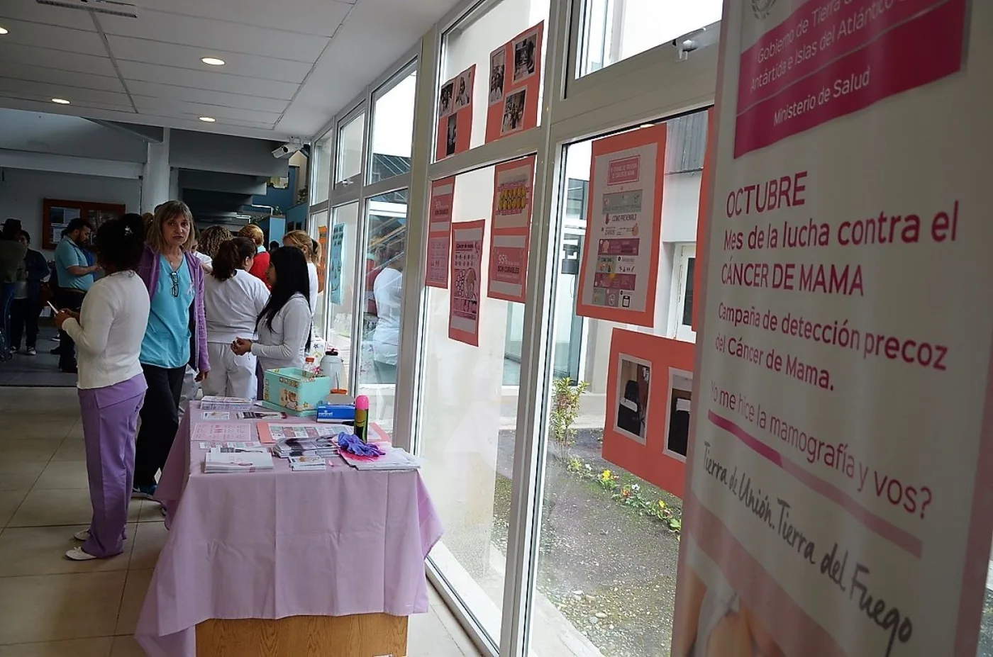 Desde el Servicio de Oncología del HRRG, se dispuso de un stand con información sobre cómo prevenir el cáncer de mamas.