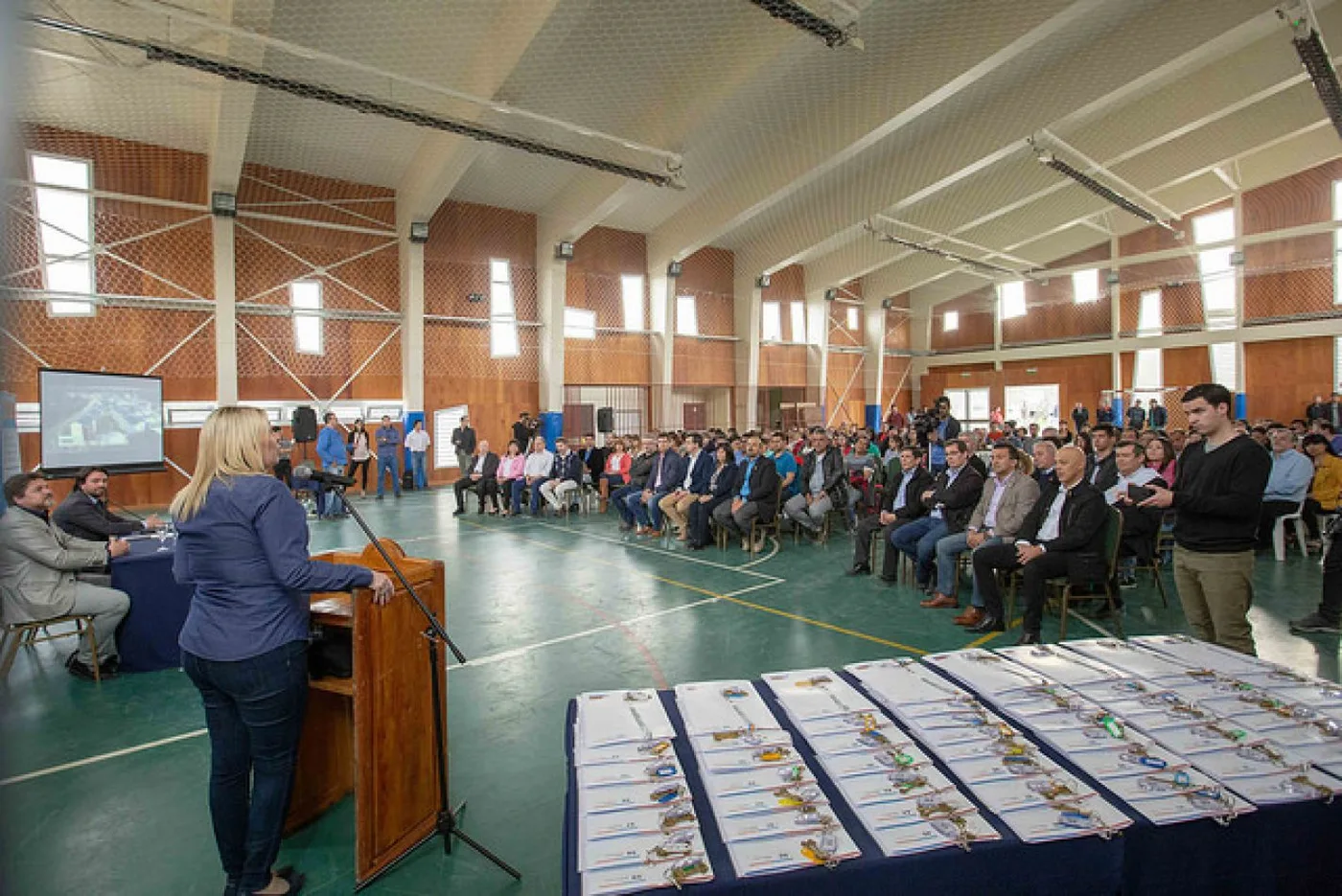 La gobernadora Rosana Bertone  hizo entrega 60 llaves de viviendas a los trabajadores de la Cooperativa Renacer