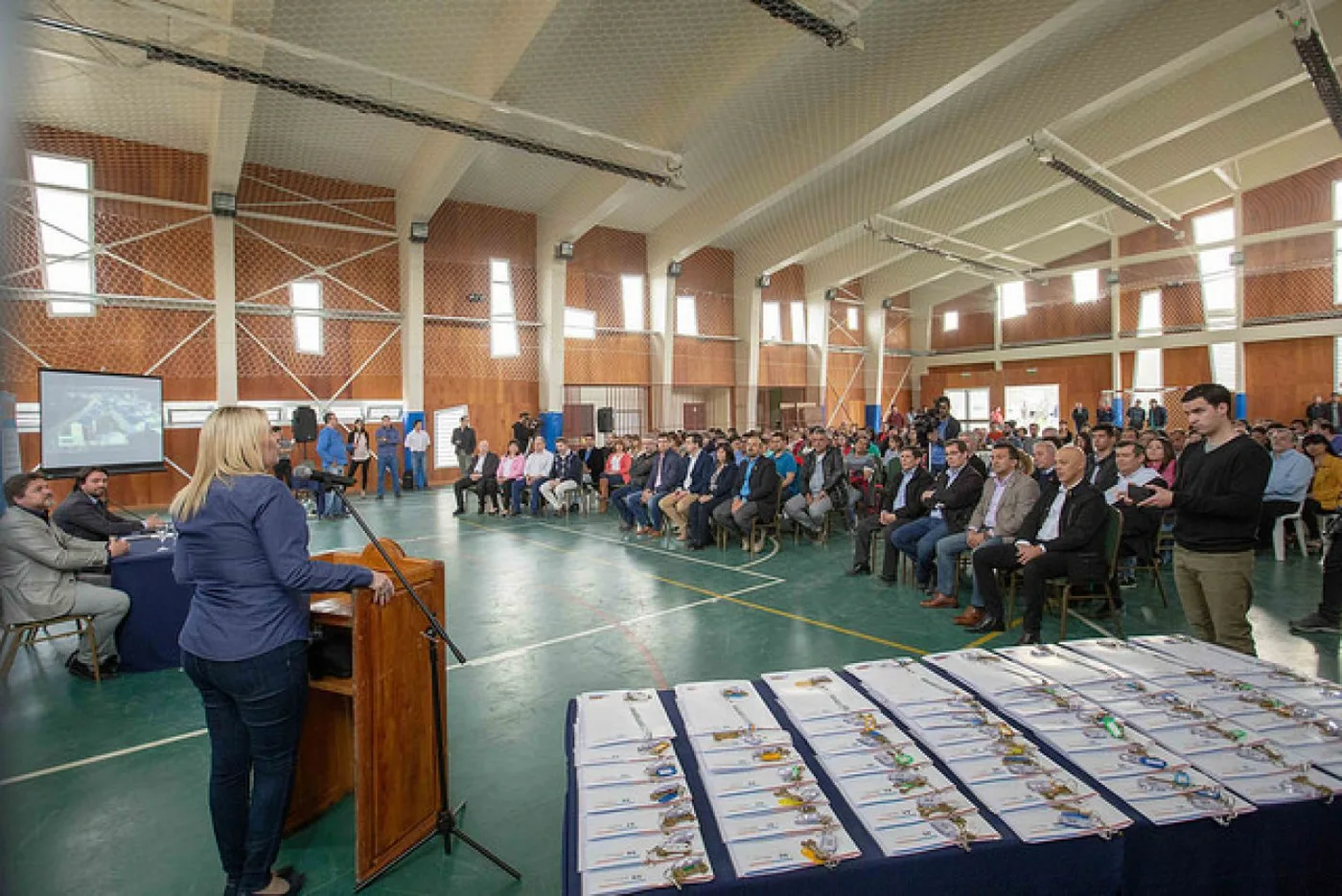 La gobernadora Rosana Bertone hizo entrega 60 llaves de viviendas a los trabajadores de la Cooperativa Renacer