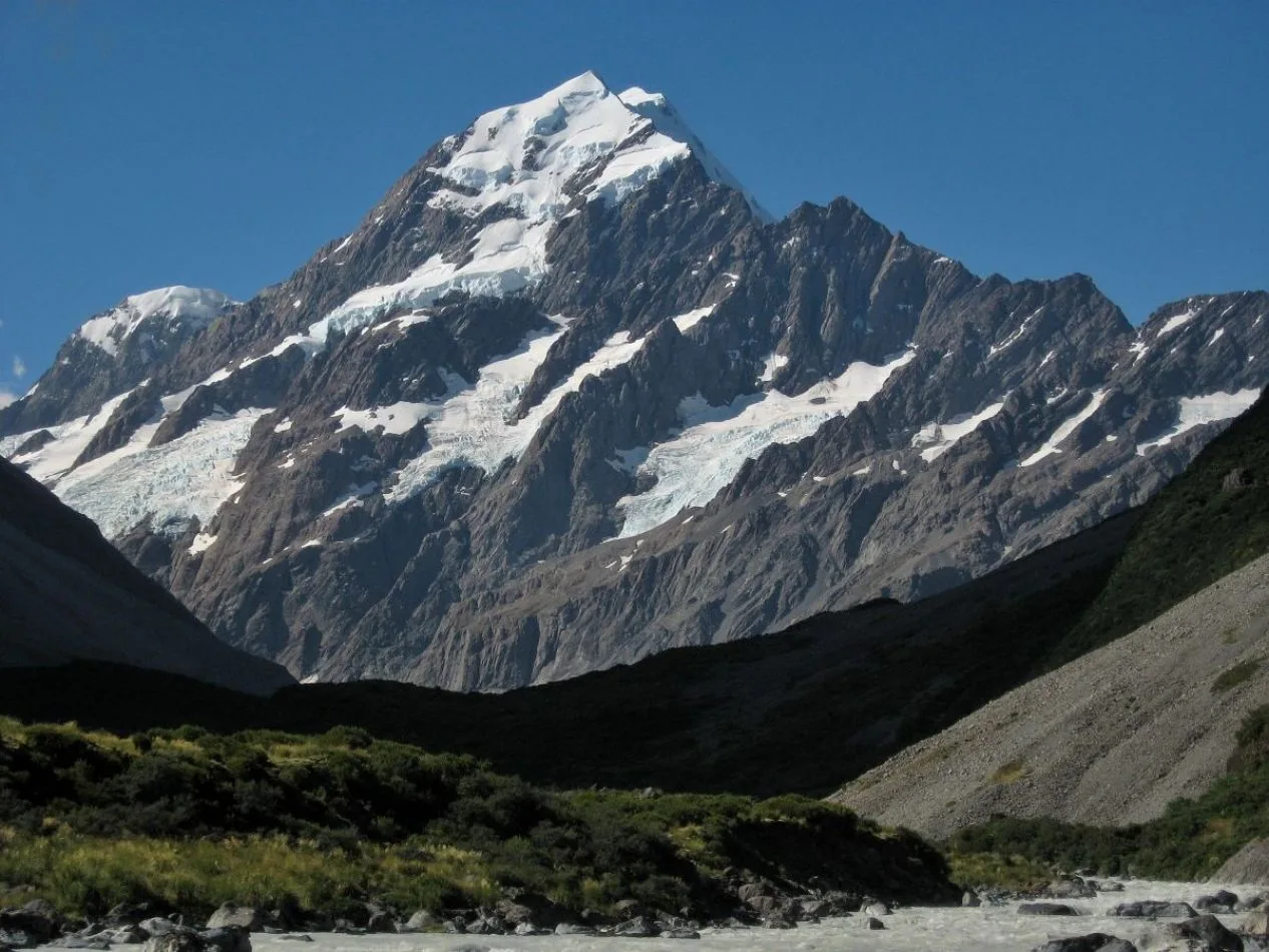 El volcan Cook, se encuentra ubicado en la isla Cook, cerca de la Cordillera Darwin.