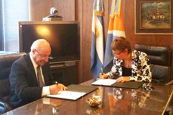 Fabiana Ríos y Juan Ciácera, al momento de rubricar el acuerdo.