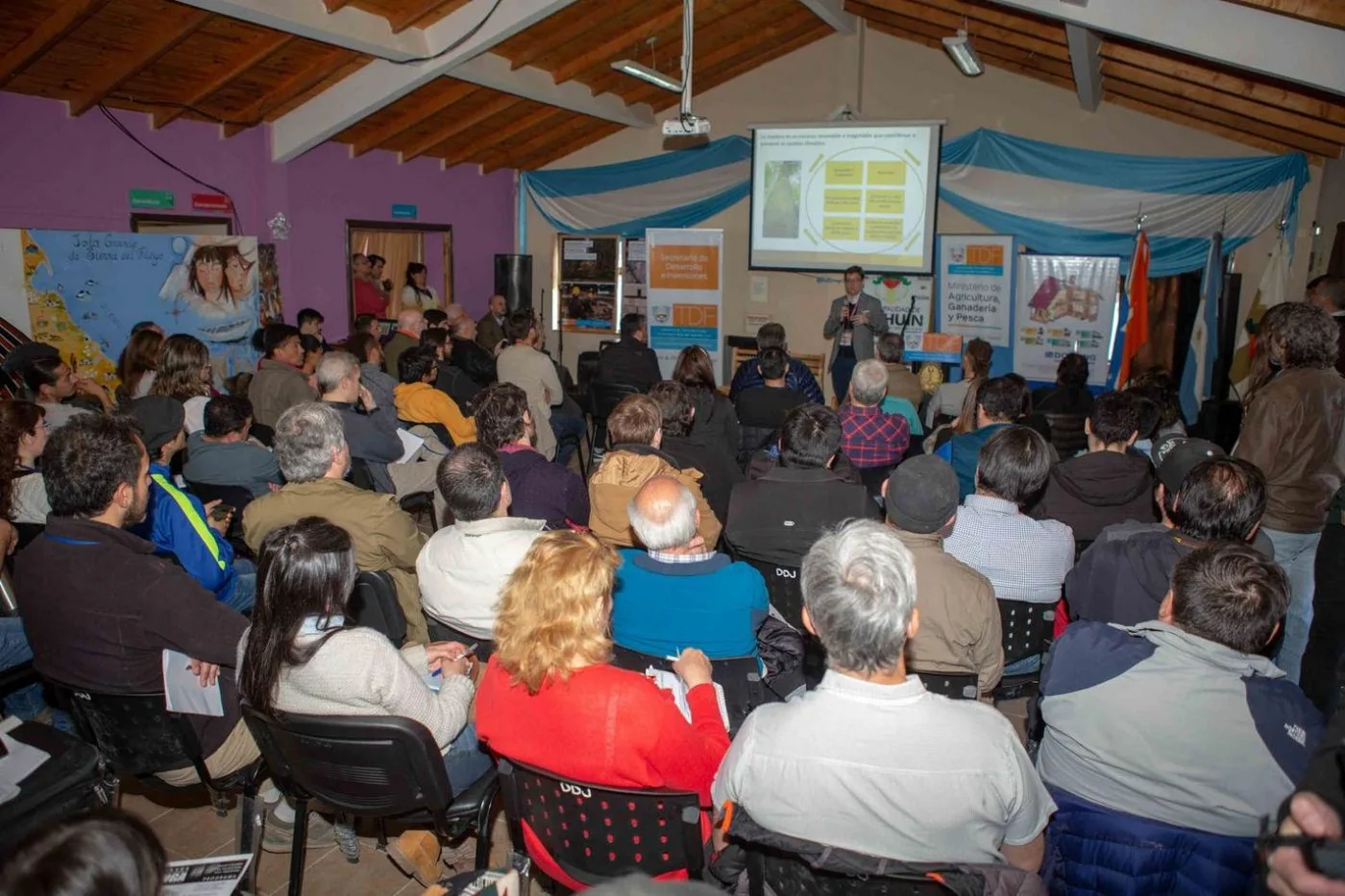 Jornada de construcción con lenga en Tolhuin