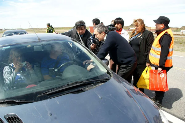 Jorge Martín entrega el primer kit a vacacionistas que abandonan la provincia.