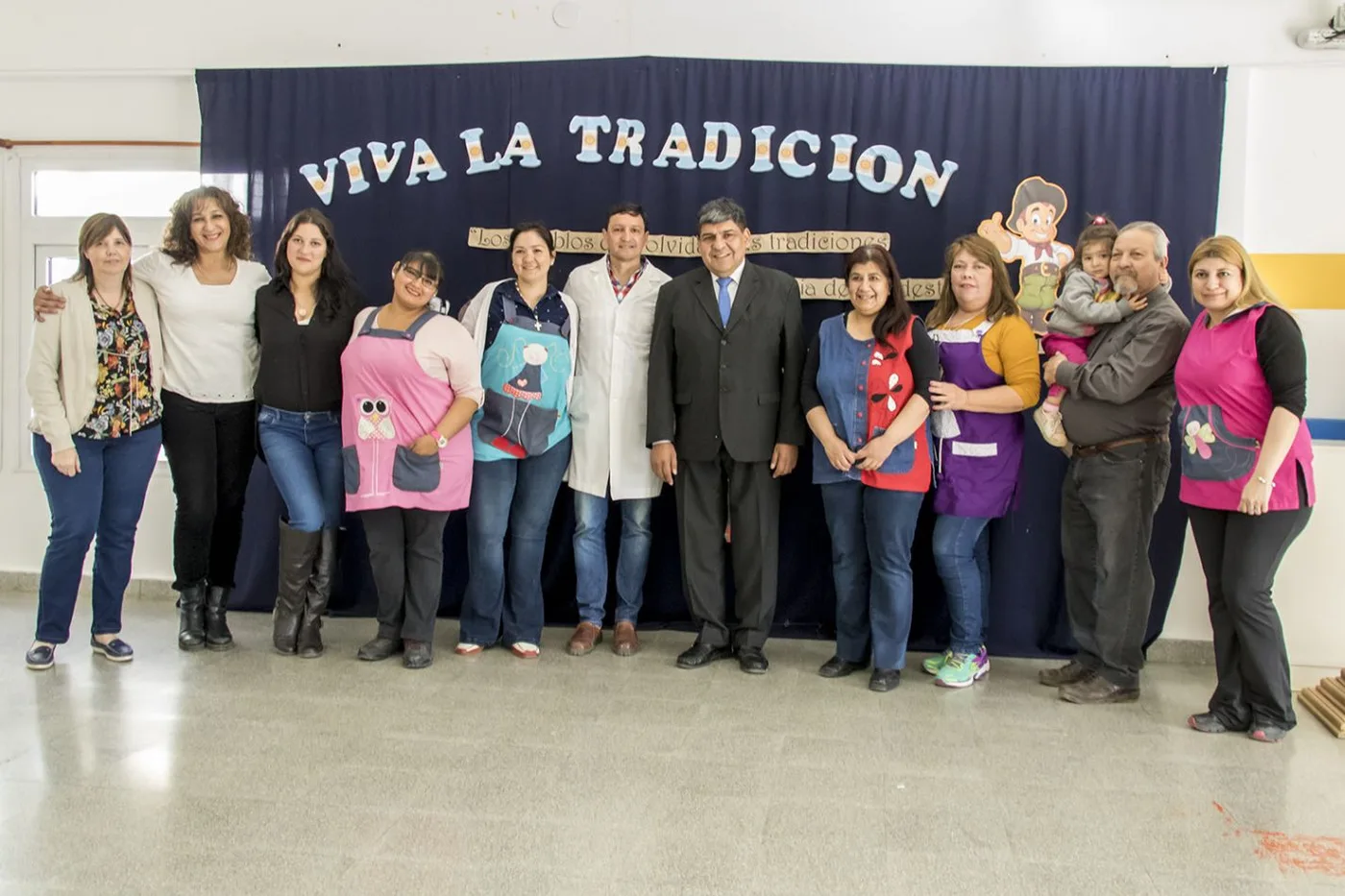 El vicegobernador Juan Carlos Arcando, junto a directivos y docentes del jardín Tol Klévele