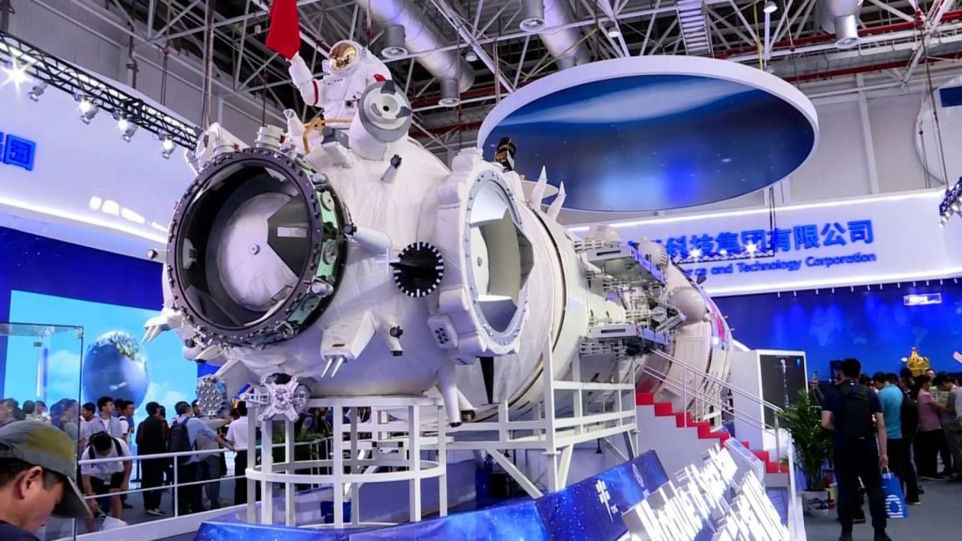 China presentó una réplica de su primera gran estación espacial, que planea lanzar a partir de 2022