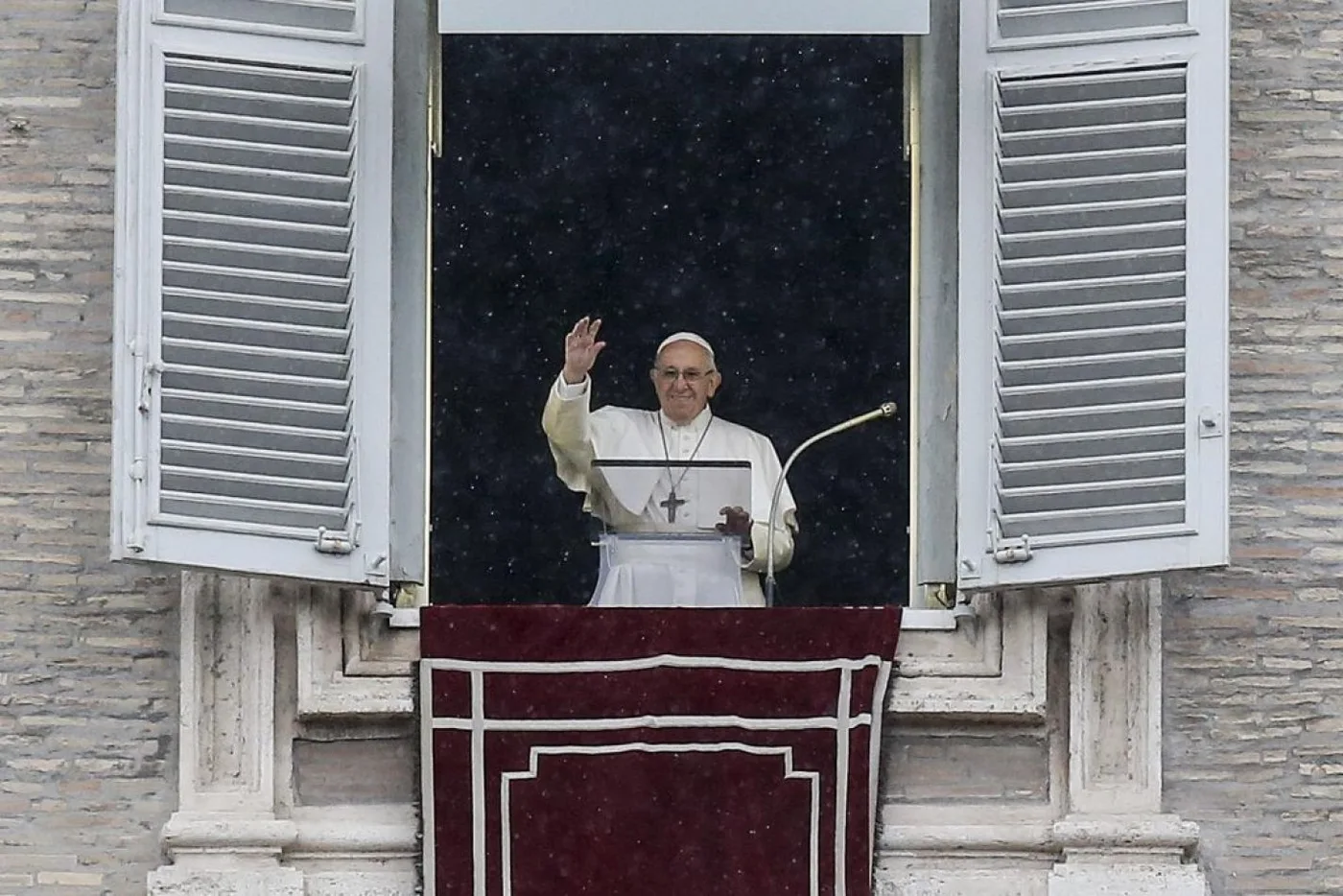 El papa Francisco durante la oración del Angelus en la plaza de San Pedro.