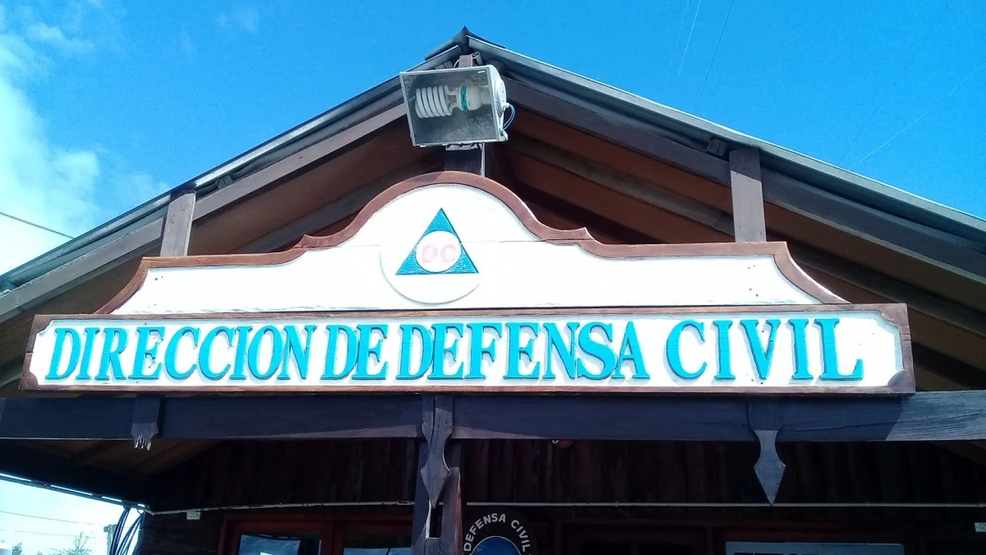 La entrega del reconocimiento municipal por el Intendente al Director de Defensa Civil de Tolhuin.