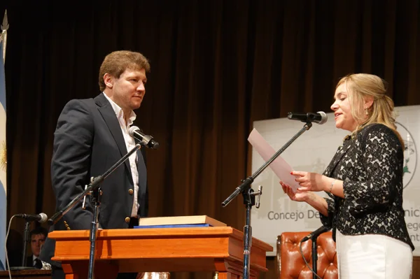 Miriam Boyadjian le toma juramento a Gustavo Melella.