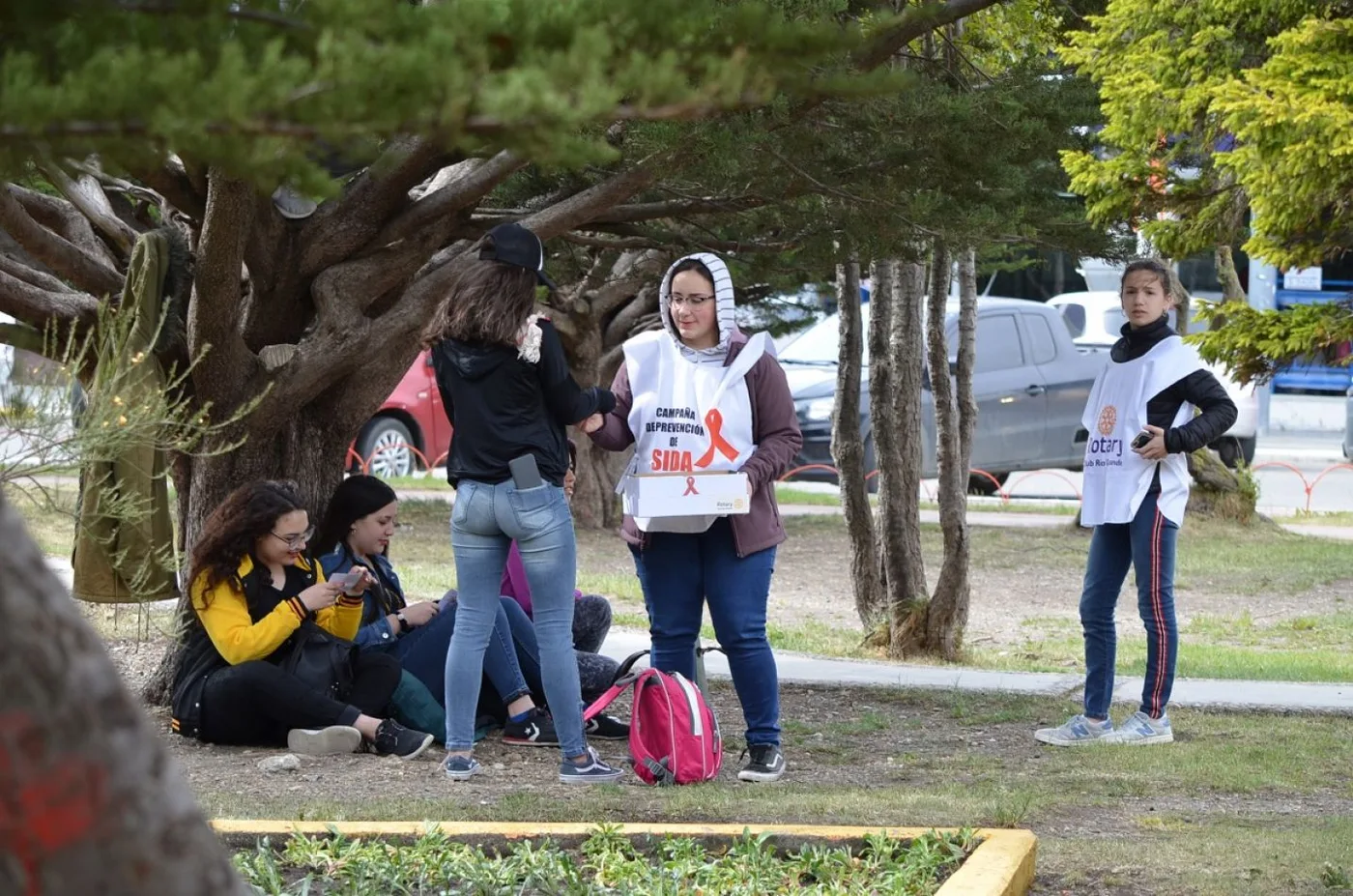 Integrantes del Rotary Club Río Grande y chicos de Intercambio internacional, de campaña contra el VIH.